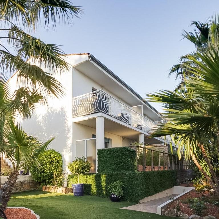 HOTEL LA QUIETUDE - Chambre Triple avec Terrasse - Vue sur Jardin - 4