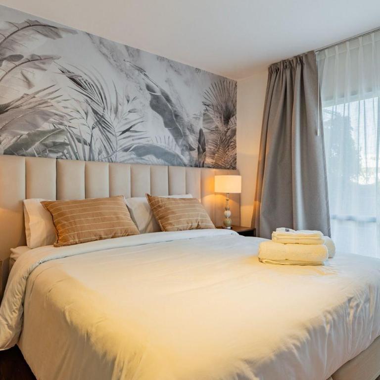 Great house w/ private terrace BBQ & Jacuzzi - Three-Bedroom Villa - 58