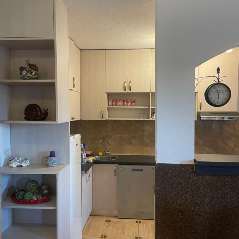 Apartman Anastasija - Three-Bedroom Apartment with Balcony - 8