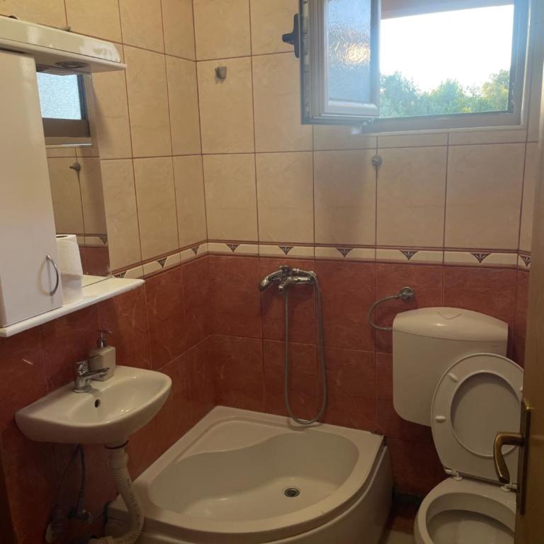 Apartman Anastasija - Three-Bedroom Apartment with Balcony - 16