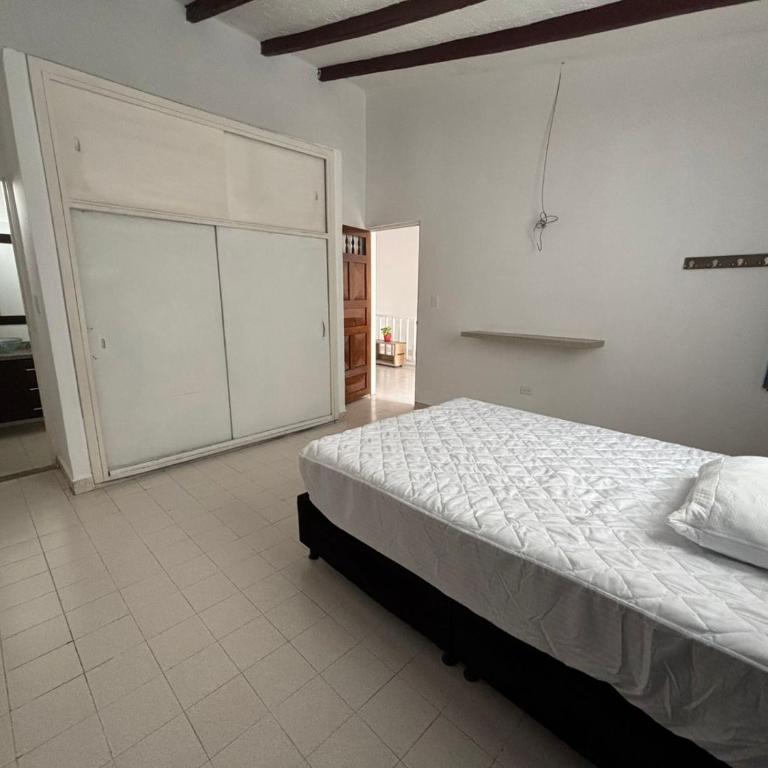 Tu habitación en el centro de Roldanillo - Habitación Doble con baño privado - 1