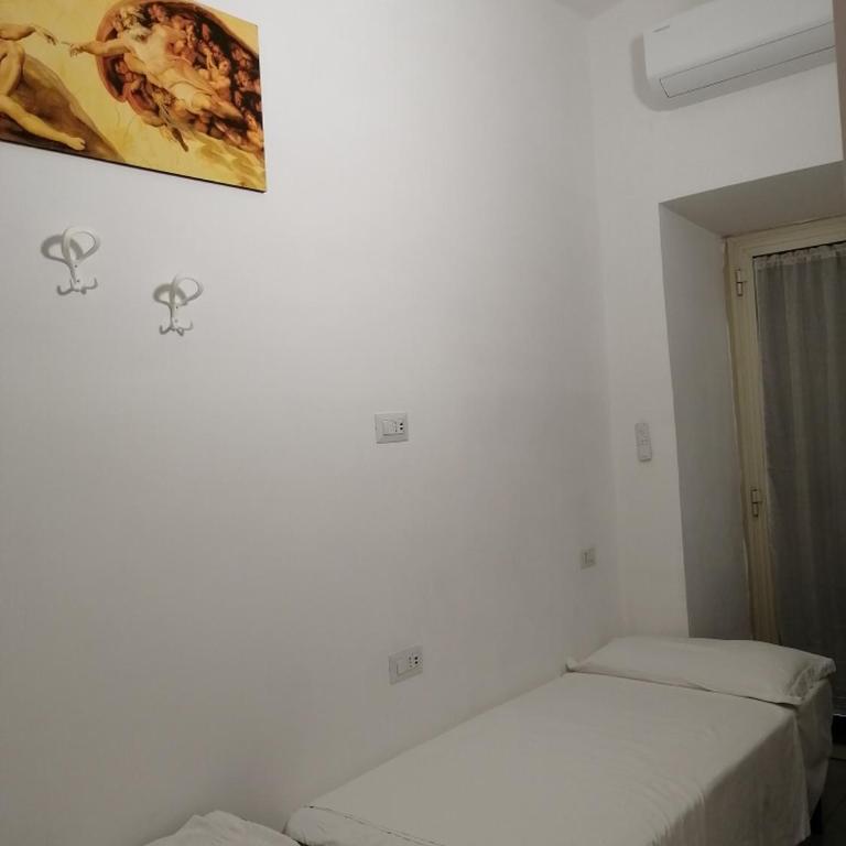 Roma Prince Inn accommodation - Camera Doppia con Letti Singoli con Bagno Privato Esterno - 1