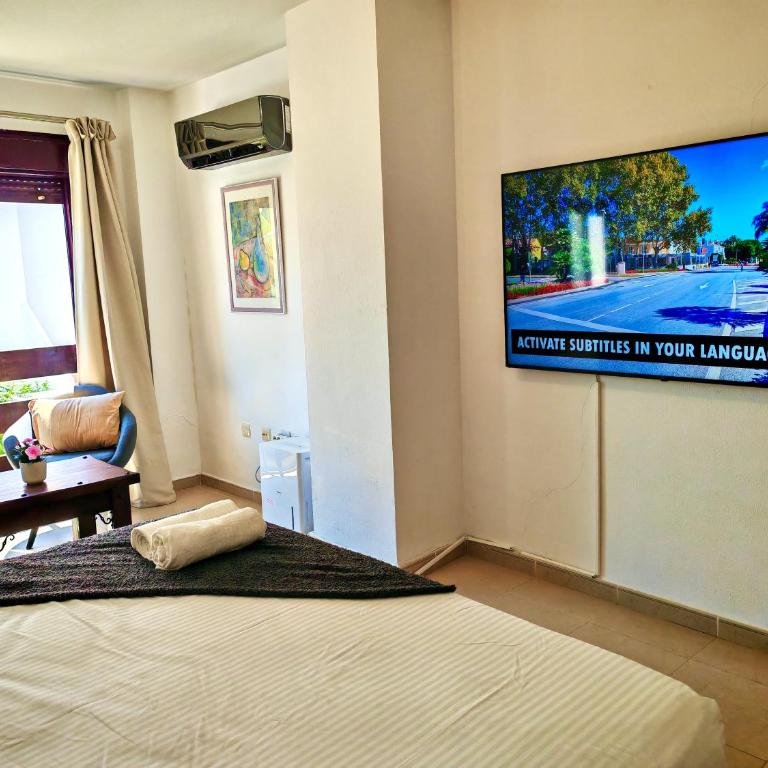 Stylish 2-Bed Duplex Townhouse, Full Kitchen, Access to Three Pools, Minutes from Puerto Banus, by "La Buena Vida Holiday Homes" - Apartamento de 2 dormitorios - 14
