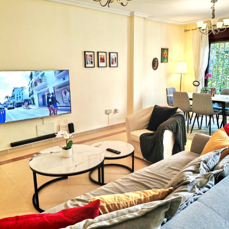 Stylish 2-Bed Duplex Townhouse, Full Kitchen, Access to Three Pools, Minutes from Puerto Banus, by "La Buena Vida Holiday Homes" - Apartamento de 2 dormitorios - 24
