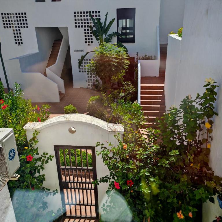 Stylish 2-Bed Duplex Townhouse, Full Kitchen, Access to Three Pools, Minutes from Puerto Banus, by "La Buena Vida Holiday Homes" - Apartamento de 2 dormitorios - 68