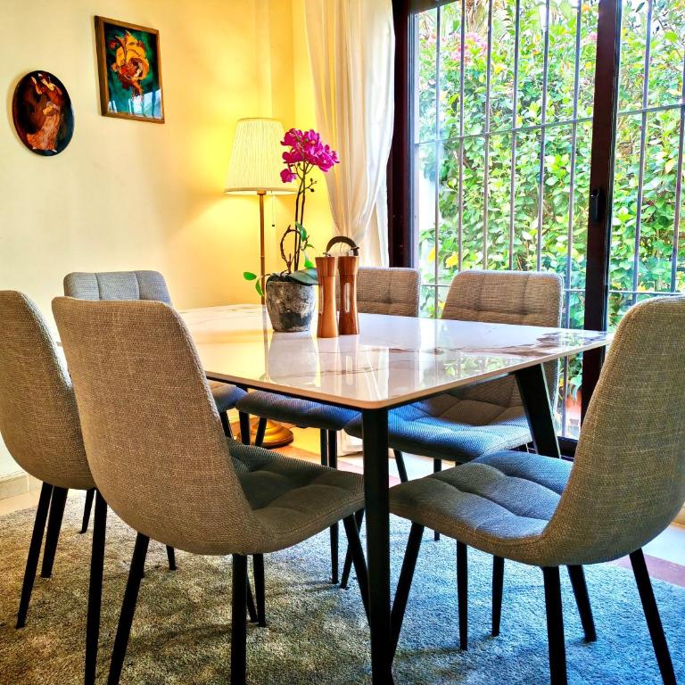 Stylish 2-Bed Duplex Townhouse, Full Kitchen, Access to Three Pools, Minutes from Puerto Banus, by "La Buena Vida Holiday Homes" - Apartamento de 2 dormitorios - 27