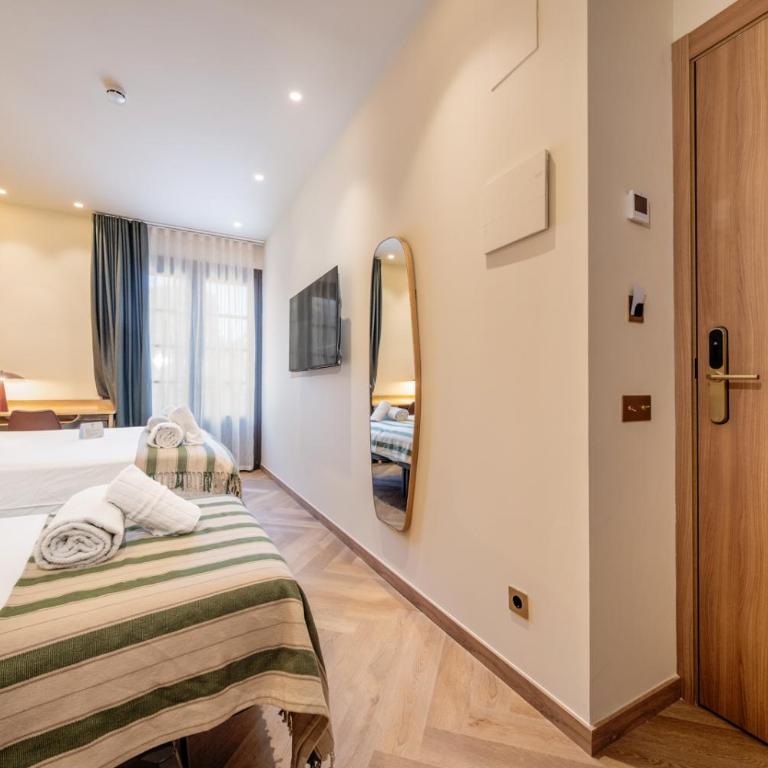 Hostal Ambos Mundos - Deluxe Double Room with Balcony - 9
