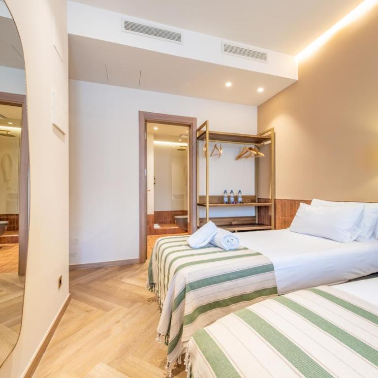 Hostal Ambos Mundos - Deluxe Double Room with Balcony - 20