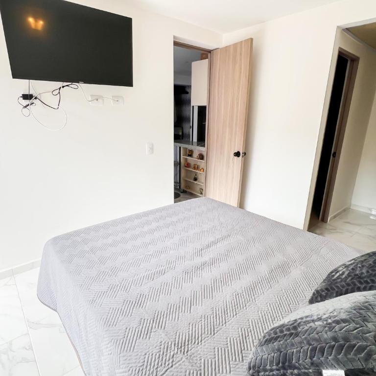 Moderno Apto con AC, 2 baños y excelente ubicación - Apartamento de 2 dormitorios - 4