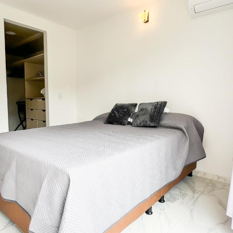 Moderno Apto con AC, 2 baños y excelente ubicación - Apartamento de 2 dormitorios - 6