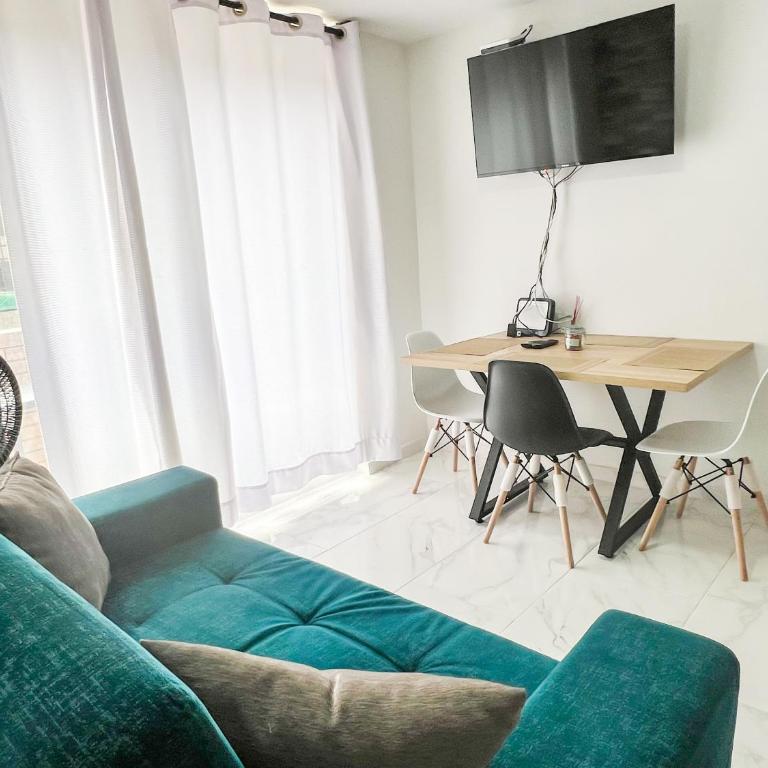 Moderno Apto con AC, 2 baños y excelente ubicación - Apartamento de 2 dormitorios - 10