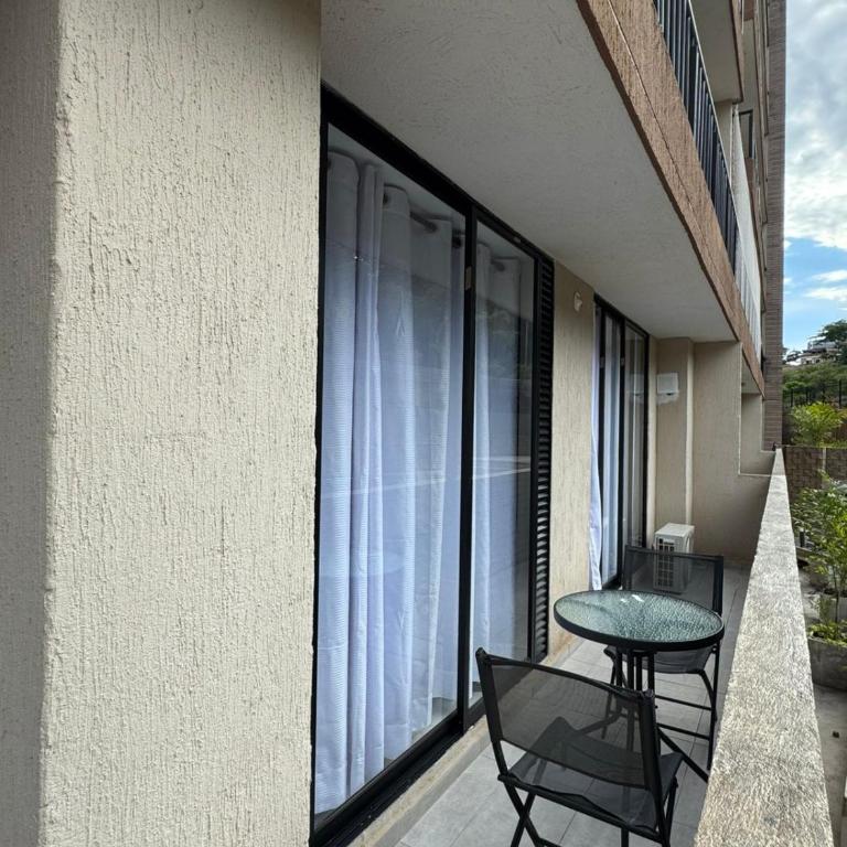 Moderno Apto con AC, 2 baños y excelente ubicación - Apartamento de 2 dormitorios - 13