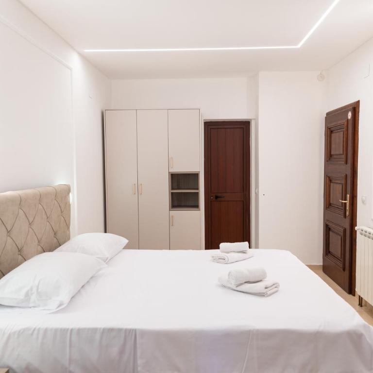 Grand Apartments - Deluks Dvokrevetna Soba sa Bračnim Krevetom i Balkonom - 4