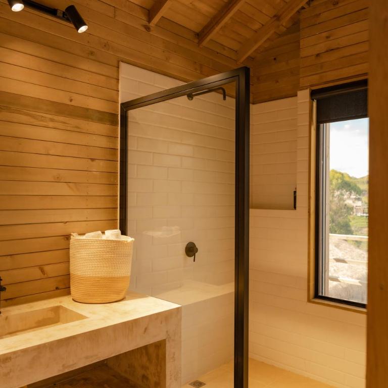 Okai by Bernalo Hotels - Habitación con cama extragrande y bañera de hidromasaje - 3