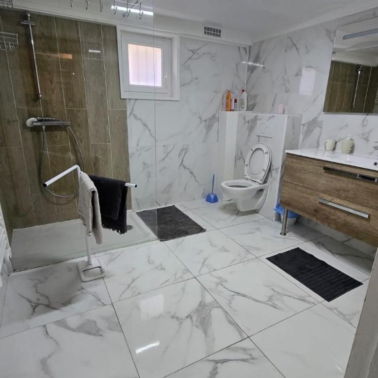 La glam house - Four-Bedroom House - 15