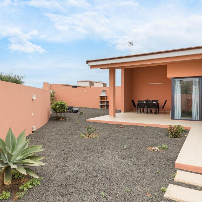 Home2Book Chill BBQ Hideaway in Corralejo - Three-Bedroom Chalet - 2