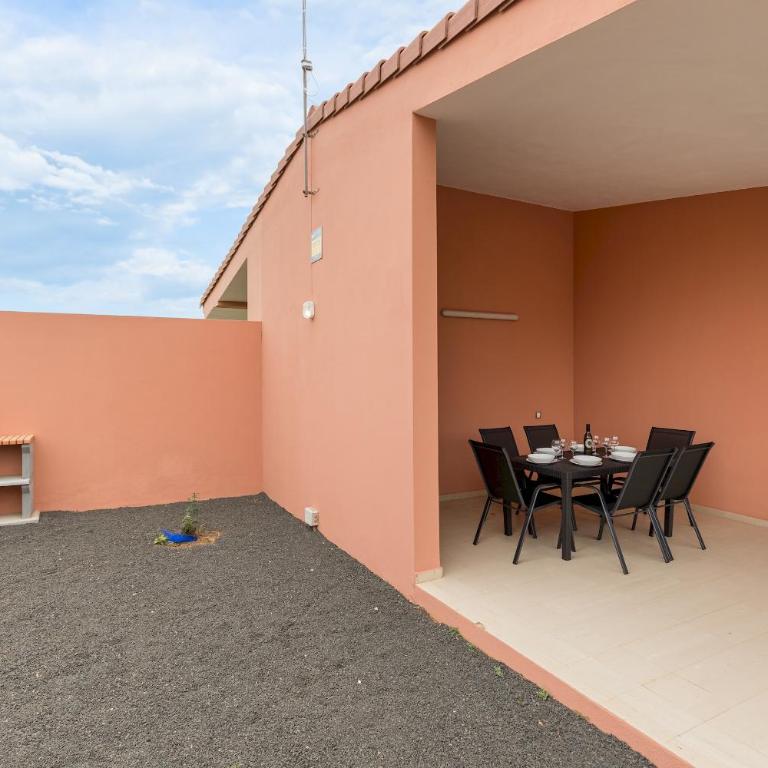 Home2Book Chill BBQ Hideaway in Corralejo - Three-Bedroom Chalet - 8