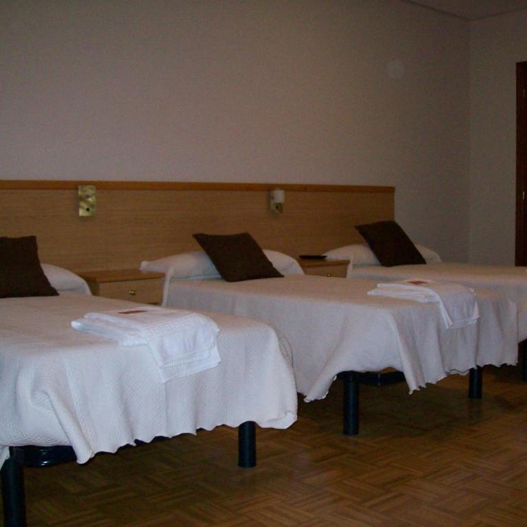 Hostal Cerecedo - Habitación Triple con baño privado - 4