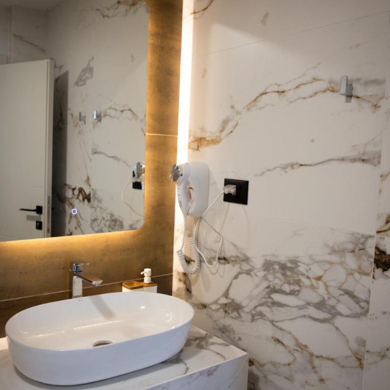Cervino - Deluxe Double Room with Balcony - 8