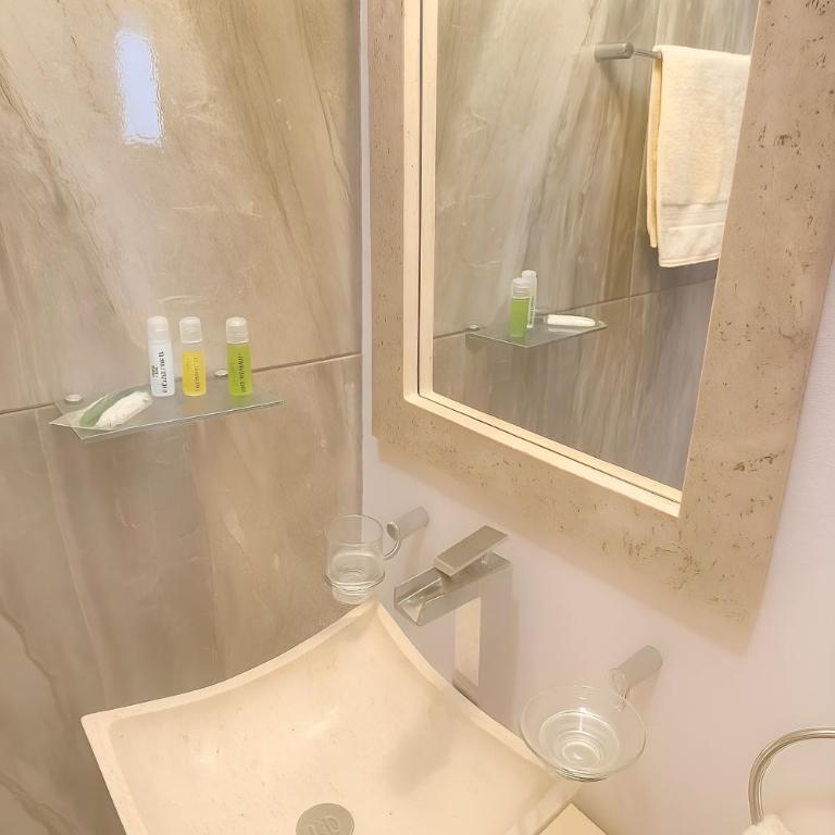 Suites C O V A D O N G A - Habitación Doble con baño privado - 5