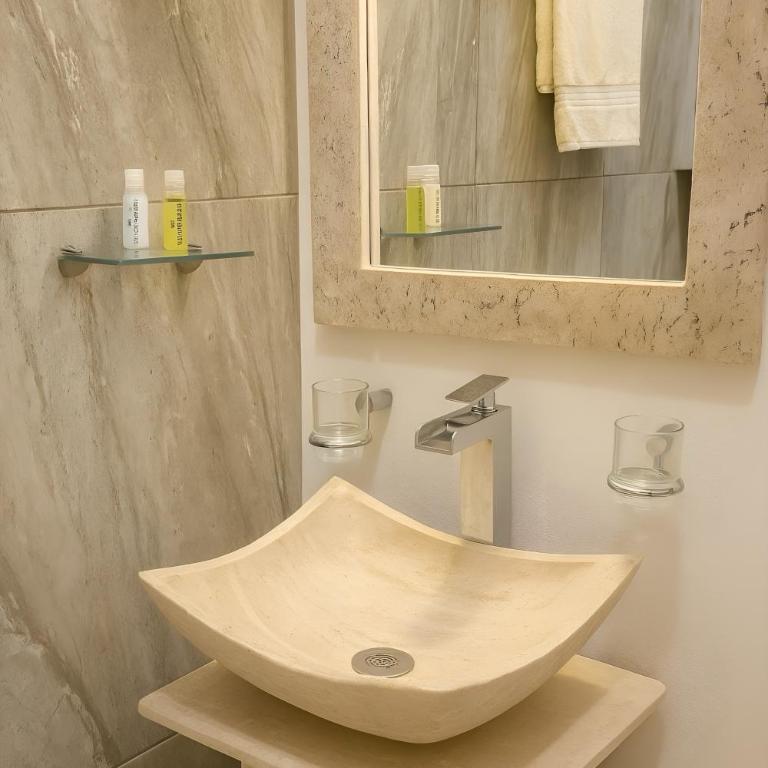 Suites C O V A D O N G A - Habitación Doble con baño privado - 4