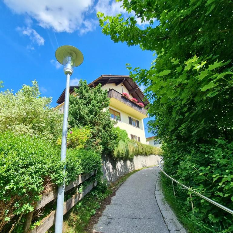 Haus Hindelang - 2 FeWos mit Zugspitzblick, inkl Königscard, gratis Parken & WLAN, Self Check-In, 5 Minuten ins Zentrum - Apartment mit Aussicht und Balkon - 36