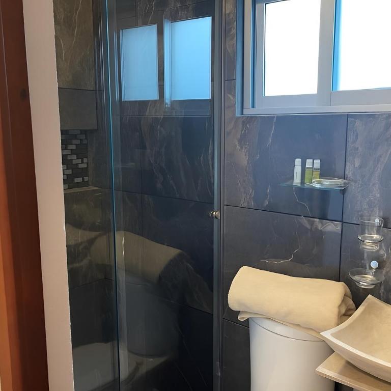 Suites C O V A D O N G A - Habitación Doble con balcón (2 adultos + 1 niño) - 5