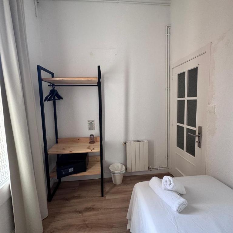Calma House Barcelona - Single Room with Shared Bathroom - 5