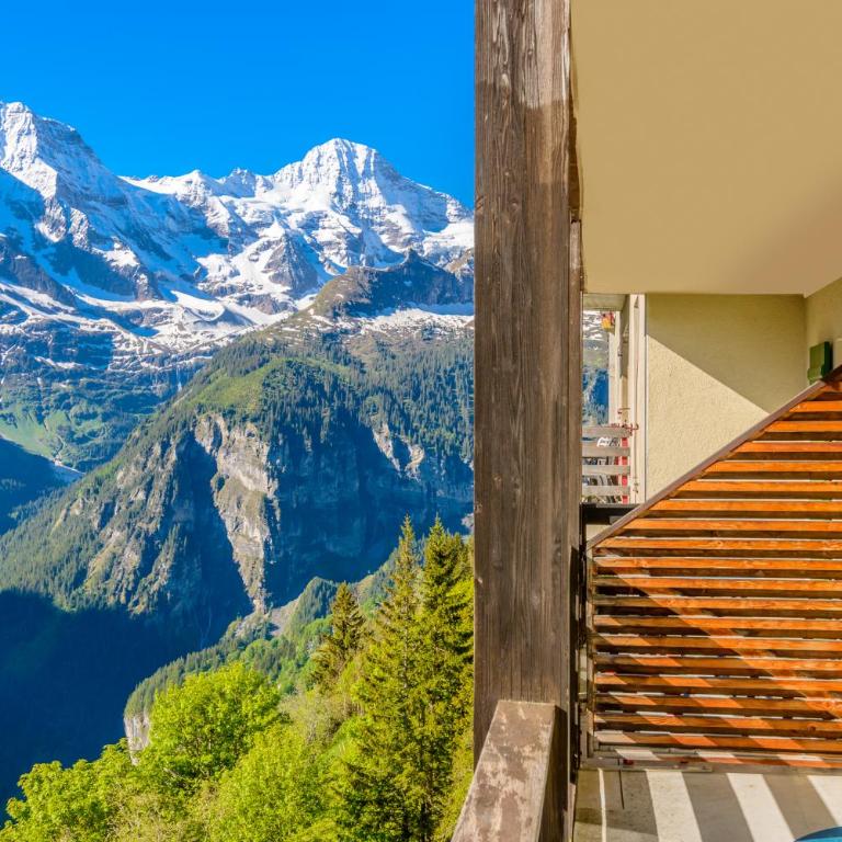 Hotel Alpina - Vierbettzimmer mit Balkon und Blick auf die Berge - 2
