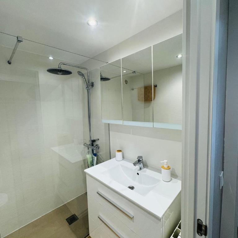 Lujoso piso enfrente de playa de Fenals, 2 terrazas - Apartamento de 1 dormitorio - 28