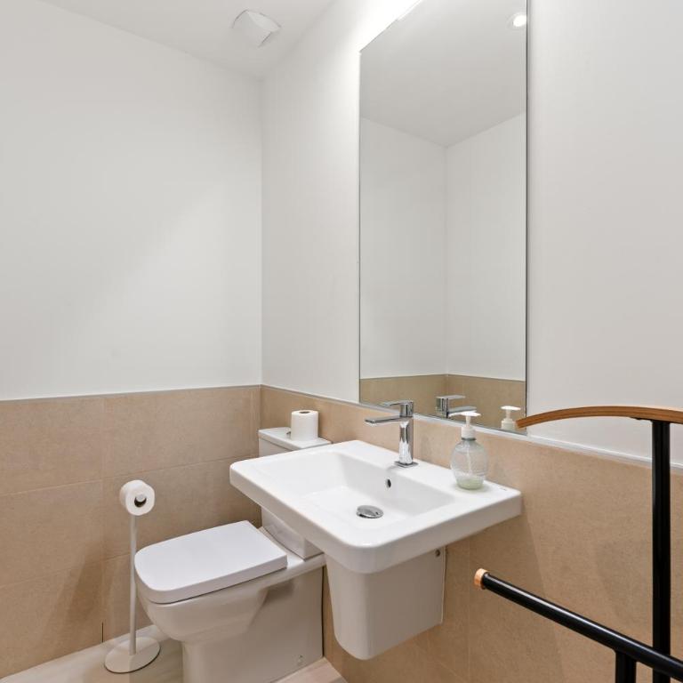 Penthouse moderne et cosy pour vos vacances accessible à pied depuis la plage - Three-Bedroom Apartment - 11