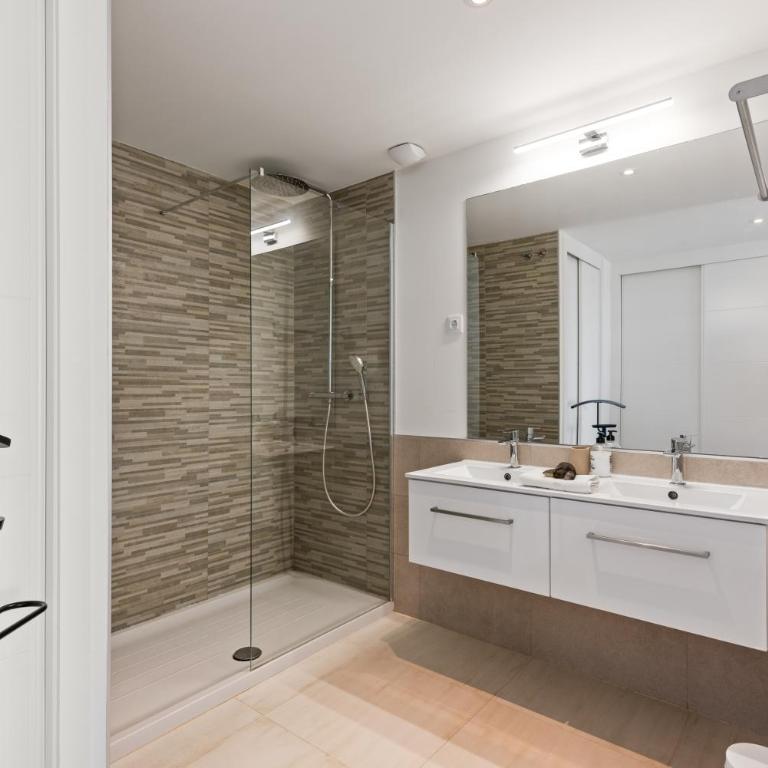 Penthouse moderne et cosy pour vos vacances accessible à pied depuis la plage - Three-Bedroom Apartment - 7