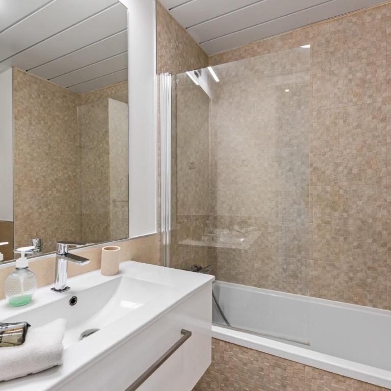 Penthouse moderne et cosy pour vos vacances accessible à pied depuis la plage - Three-Bedroom Apartment - 20