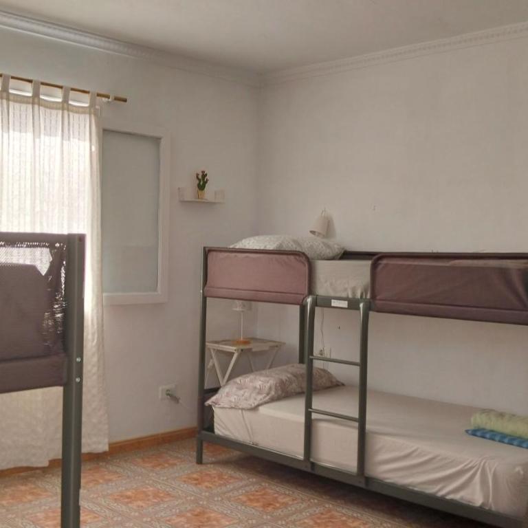 Hostel Banana Surf House - Cama en habitación femenina compartida de 4 camas - 1