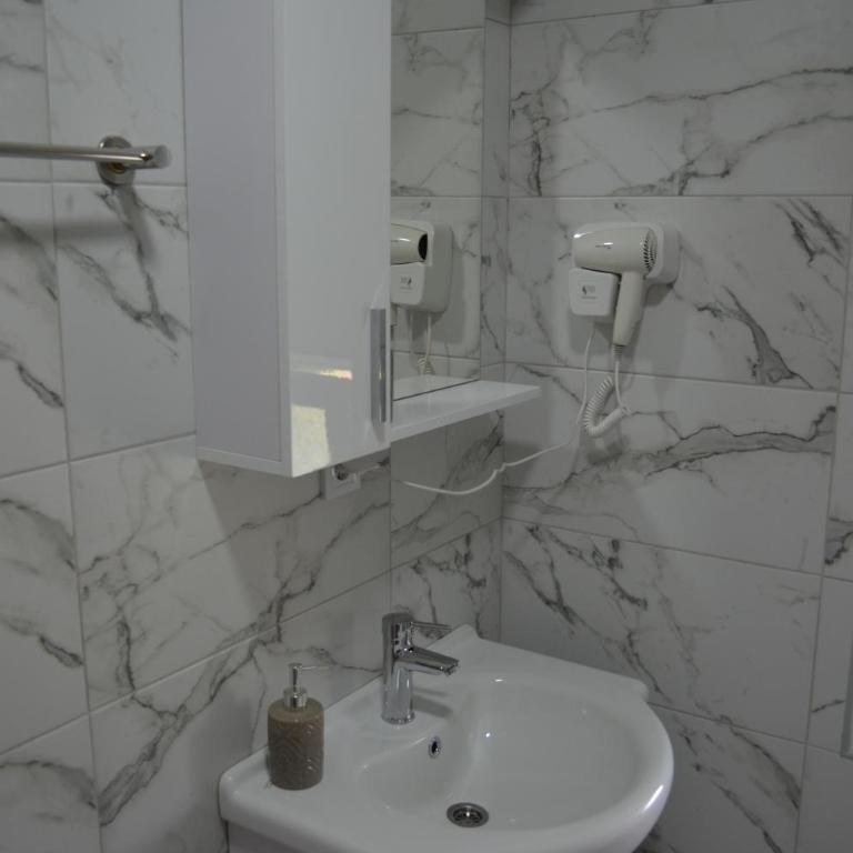 Apartmani Srećko - Two-Bedroom Apartment with Mountain View - 3