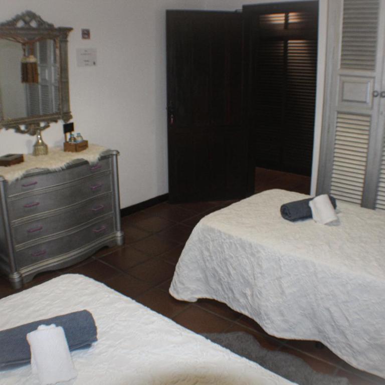 Habitaciones Doña Cris - Habitación Doble con baño compartido - 2 camas - 5