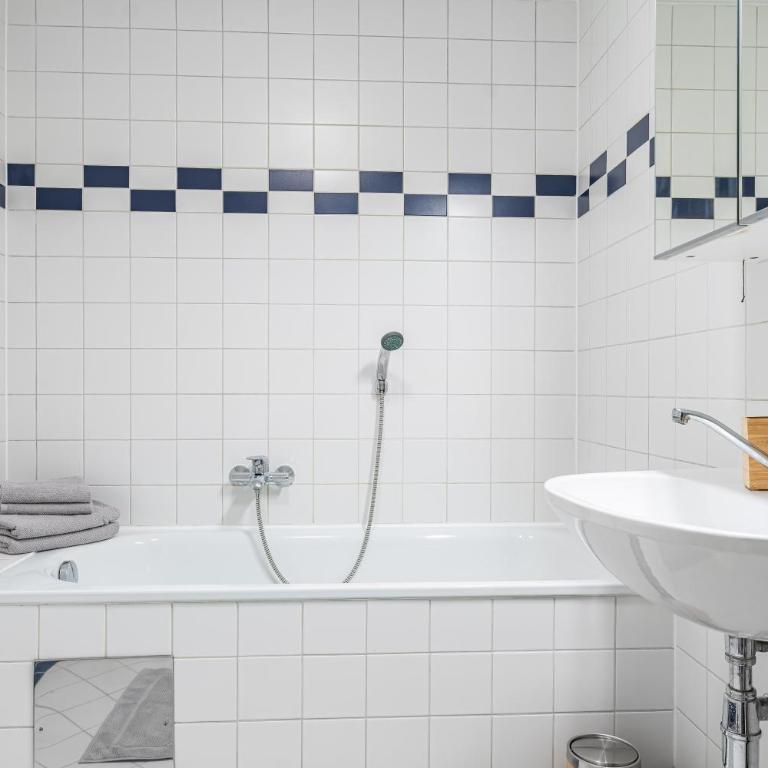 Alpena Homes, Zentrum, Domblick, Küche - Apartment mit 1 Schlafzimmer - 11