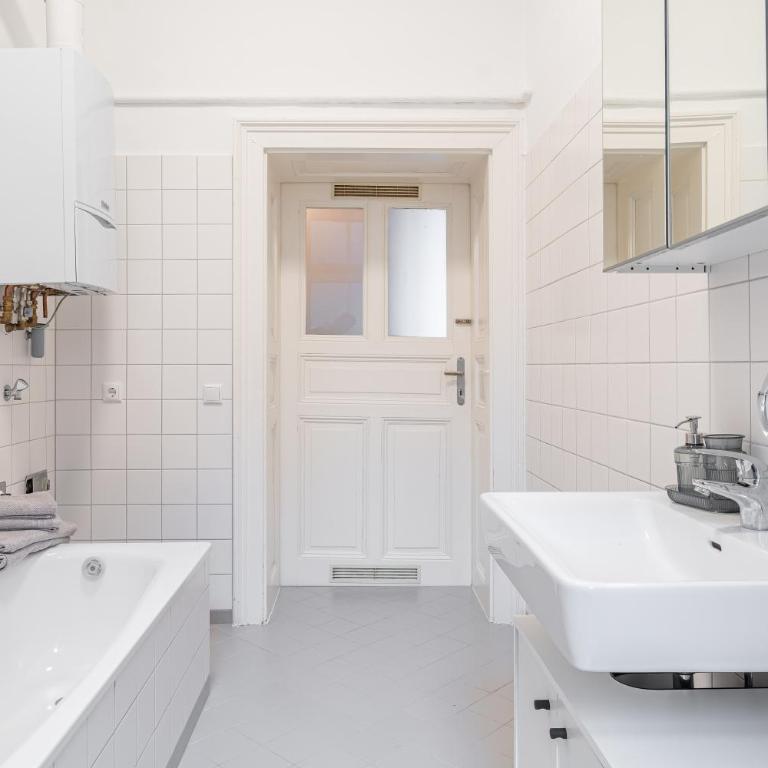 Alpena Homes, Zentrum, Domblick, Küche - Apartment mit 2 Schlafzimmern - 10
