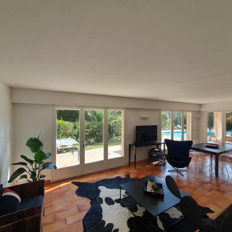 Bas de villa avec piscine à partager, sur la Côte d'Azur - Maison 2 Chambres - 5