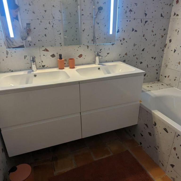 Bas de villa avec piscine à partager, sur la Côte d'Azur - Maison 2 Chambres - 6
