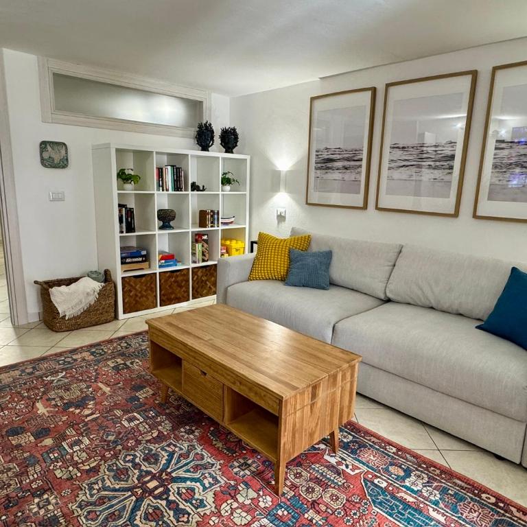 Stylish Apartment Steps from the Beach - Appartamento con 2 Camere da Letto - 2