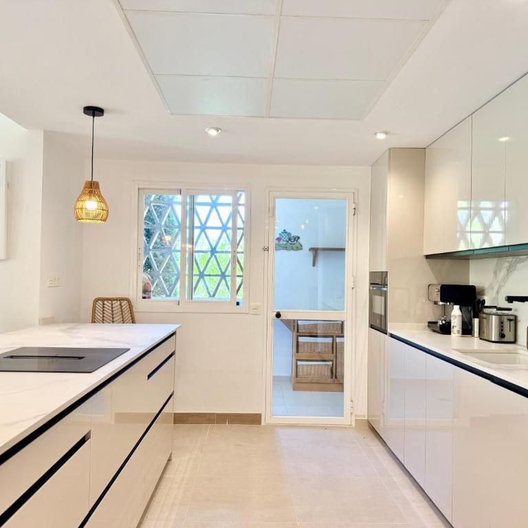 Sea Breeze Luxury Hacienda Elviria - EaW Homes - Apartamento de 2 dormitorios con terraza - 16