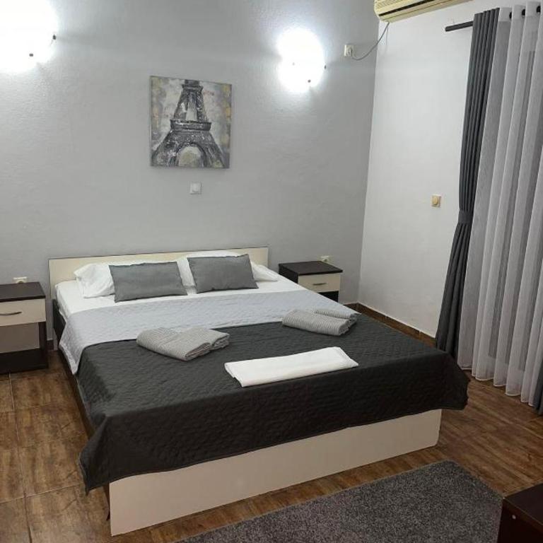 Pansion Aksa - Dvokrevetna Soba sa Bračnim Krevetom i Balkonom - 1