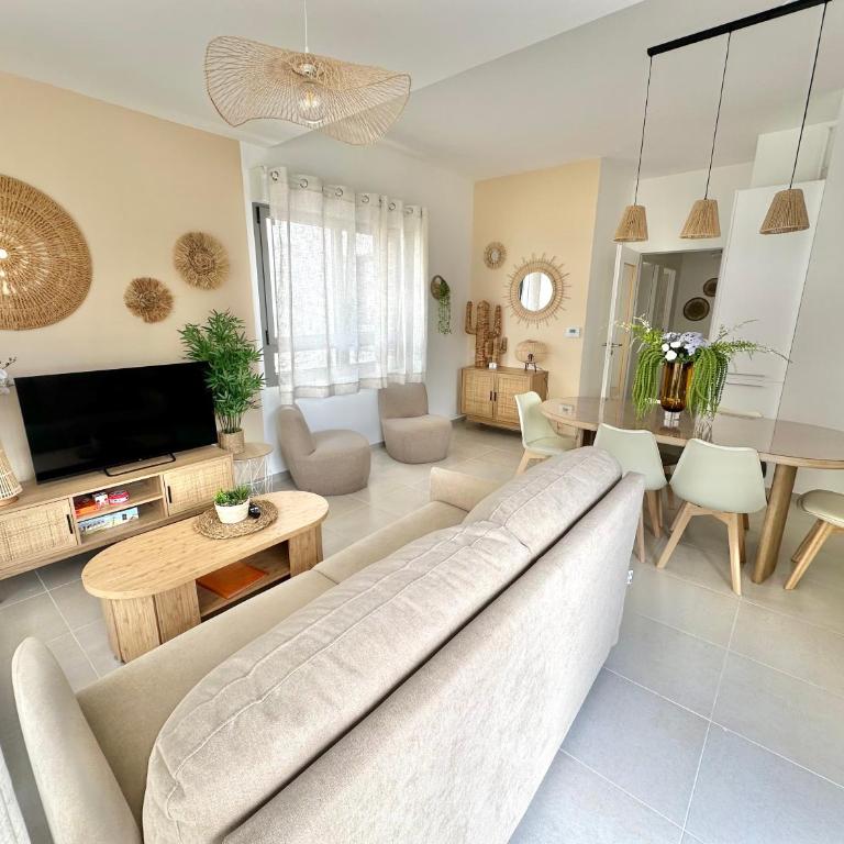LOIC - Appart bohème tout confort avec Terrasse et Parking à deux pas de la Plage - Two-Bedroom Apartment with Terrace - 4
