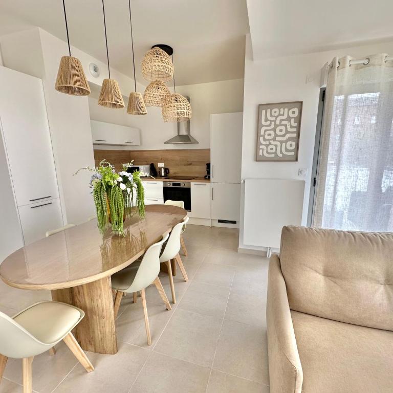 LOIC - Appart bohème tout confort avec Terrasse et Parking à deux pas de la Plage - Two-Bedroom Apartment with Terrace - 1