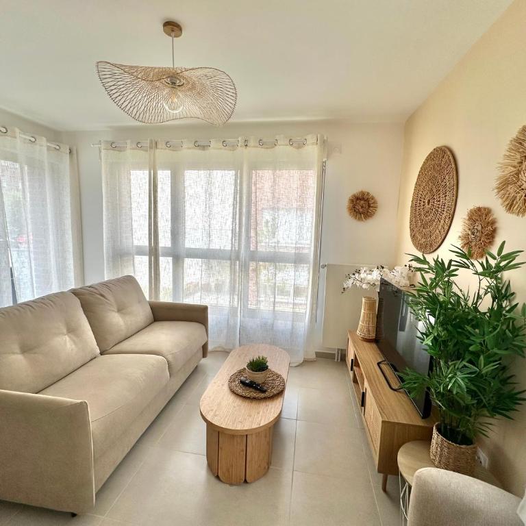 LOIC - Appart bohème tout confort avec Terrasse et Parking à deux pas de la Plage - Two-Bedroom Apartment with Terrace - 2