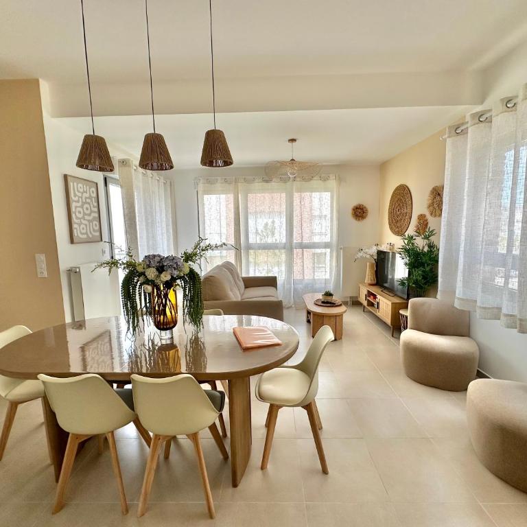 LOIC - Appart bohème tout confort avec Terrasse et Parking à deux pas de la Plage - Two-Bedroom Apartment with Terrace - 7