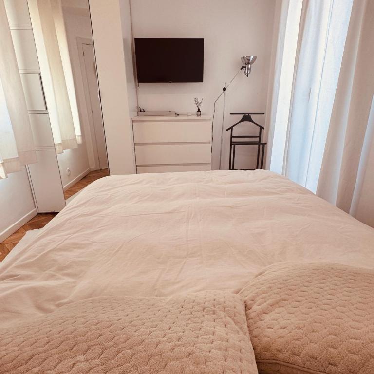 Rooftop Bernabeu Retreat - Two-Bedroom Apartment with Balcony and Terrace - 11