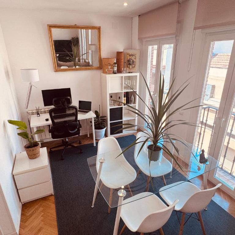 Rooftop Bernabeu Retreat - Two-Bedroom Apartment with Balcony and Terrace - 15
