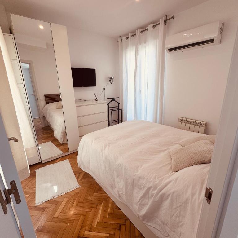 Rooftop Bernabeu Retreat - Two-Bedroom Apartment with Balcony and Terrace - 17